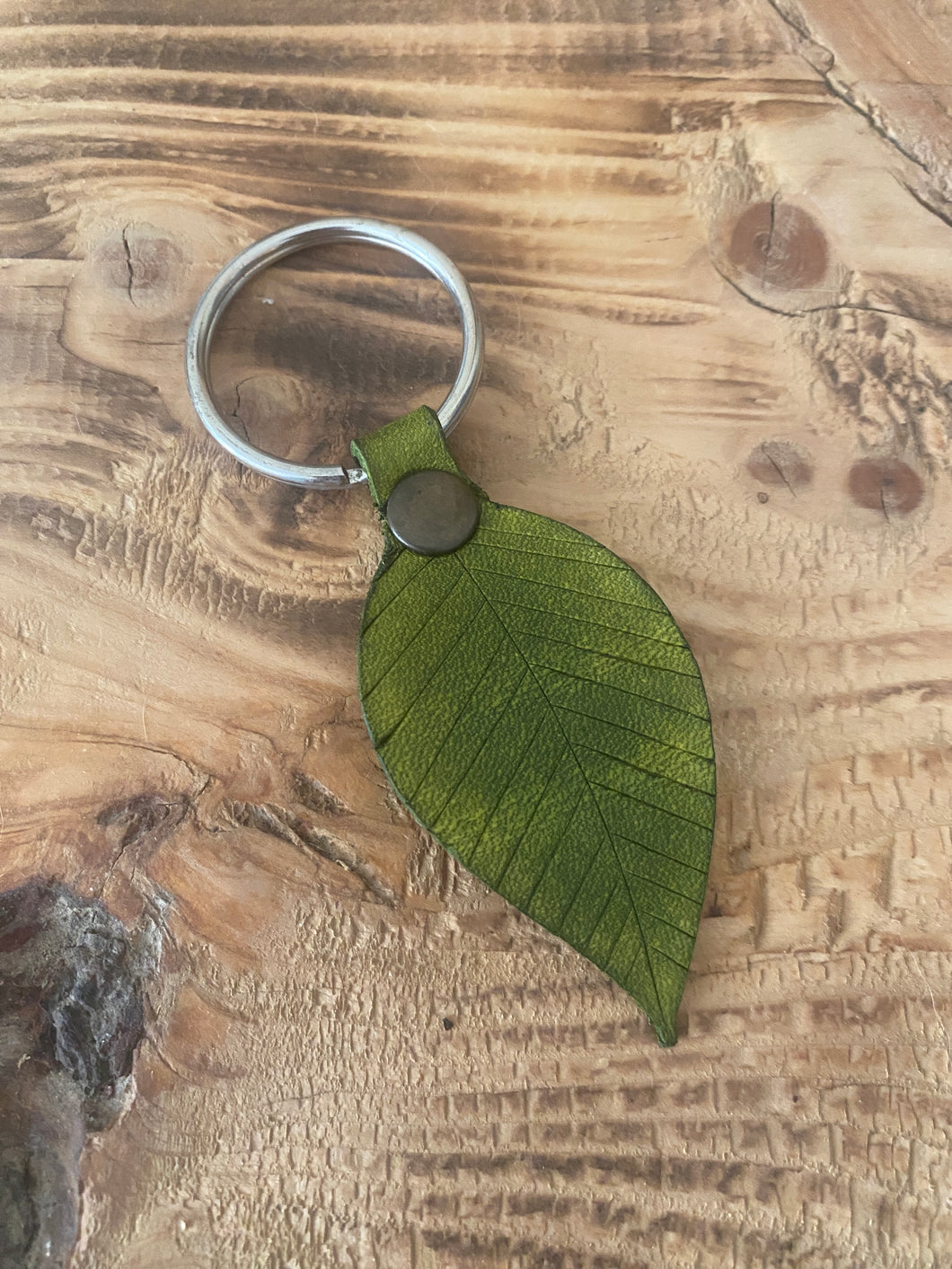 Porte clés en cuir teinté vert