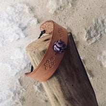 Charger l&#39;image dans la galerie, Bracelet Femme en Cuir Naturel et perle en résine  avec Cordon de serrage
