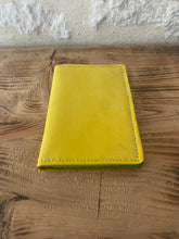 Charger l&#39;image dans la galerie, Porte papier en cuir jaune
