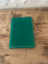 Charger l&#39;image dans la galerie, Porte papier en cuir vert
