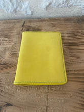 Charger l&#39;image dans la galerie, Porte passeport en cuir jaune surpiqûre vert
